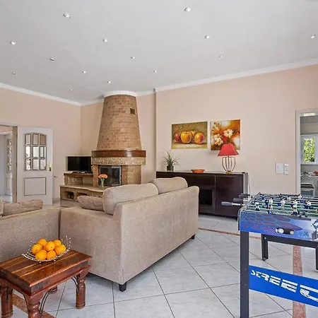 Sleeps 10 With Pool Air Con And Wifi