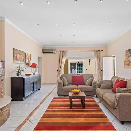 Sleeps 10 With Pool Air Con And Wifi Villa Cabeco de Camara