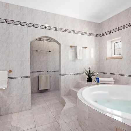 Sleeps 10 With Pool Air Con And Wifi