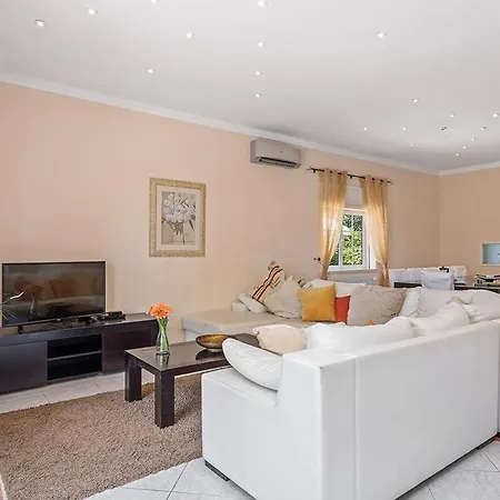 Sleeps 10 With Pool Air Con And Wifi Cabeco de Camara